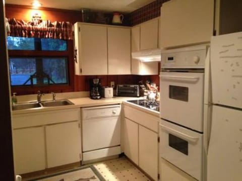 Kitchen or kitchenette, dishwasher, minibar, stove, toaster