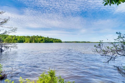 Cozy Hemphill Cabin with Lake Views and Deck! House in Toledo Bend Reservoir