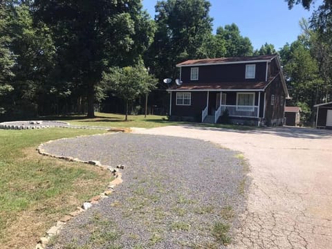 Secluded Cabin Home with 7 bedrooms and acreage House in Memphis