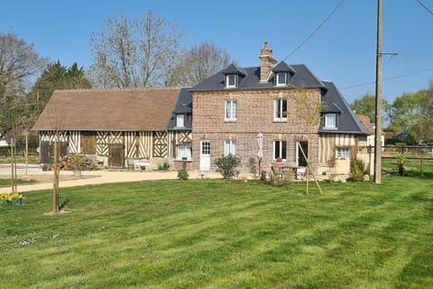 Maison de charme - 12 mn de la plage - Piscine chauffée - 8 personnes Villa in Normandy