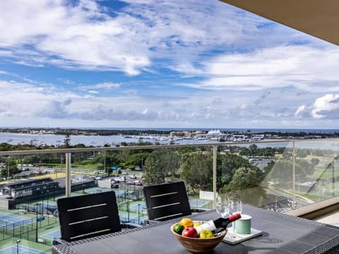 Sweeping Ocean view Apt w Carpark and rooftop pool Condo in Main Beach