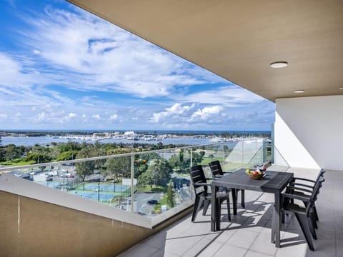 Sweeping Ocean view Apt w Carpark and rooftop pool Condo in Main Beach