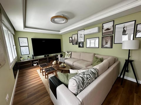 TV and multimedia, Living room, Photo of the whole room, Seating area