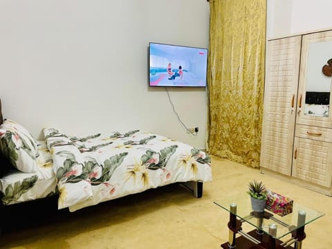 Bed, TV and multimedia, Seating area, Bedroom, towels