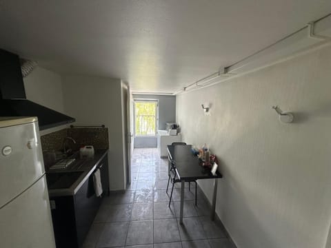 Kitchen or kitchenette, Dining area, stove