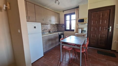 Kitchen or kitchenette, Dining area, minibar, pet friendly, stove