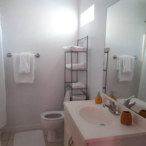 Upgraded 2 Bedrooms Apartment, Near Amenities Eigentumswohnung in George Town