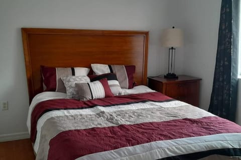Upgraded 2 Bedrooms Apartment, Near Amenities Condominio in George Town