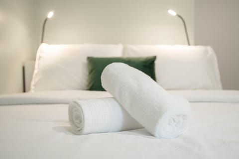 Bed, Bedroom, towels