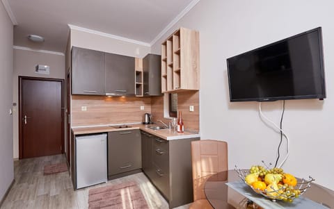 Communal lounge/ TV room, TV and multimedia, Kitchen or kitchenette, Food, minibar, stove