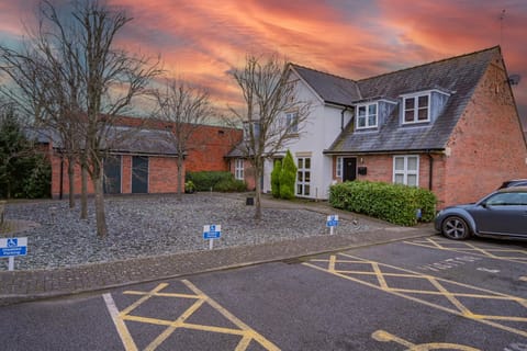 Property building, Balcony/Terrace, Sunset, Parking