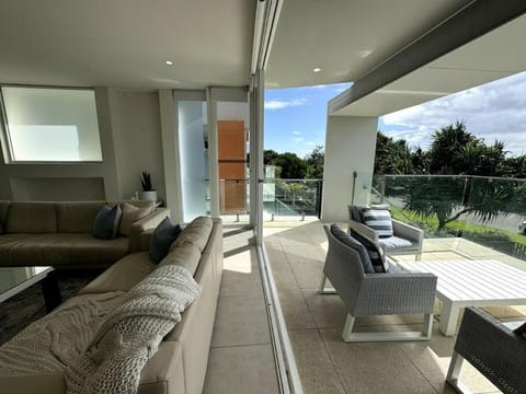 Seaside Luxury: Private Pool and Stunning Views Apartment in Coolum Beach