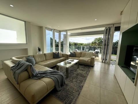 Seaside Luxury: Private Pool and Stunning Views Apartment in Coolum Beach