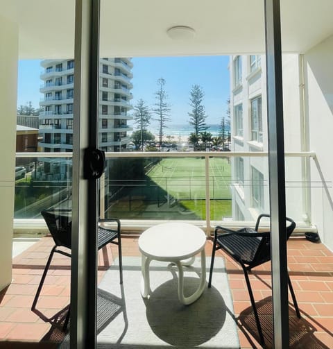 Burleigh Beach - Steps away from the Sand Apartment in Burleigh Heads