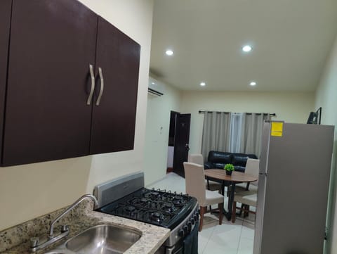 Kitchen or kitchenette, Dining area, oven