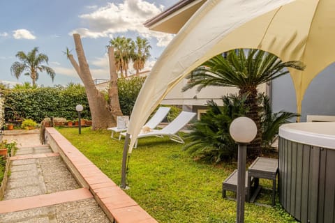 Garden, Hot Tub, sunbed