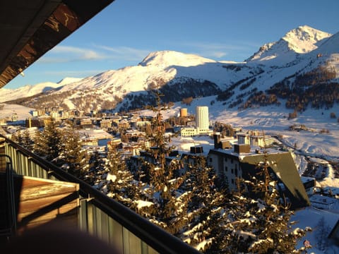 Property building, Day, Winter, Balcony/Terrace, On site, City view, Mountain view