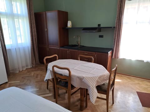 Kitchen or kitchenette, Dining area, wardrobe