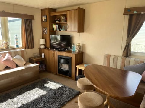 Super 3 Bedroom Pet friendly Caravan with Decking Chalet in Heacham