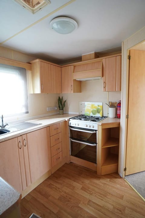 pets go free family 3 Bed Caravan with Decking Chalet in Heacham