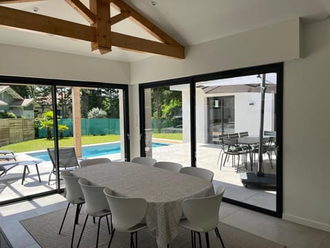 Day, Dining area, Pool view, Swimming pool