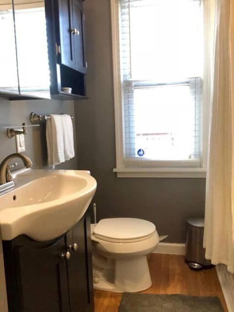 The House Hotels - W14th - 5 Beds - Cozy & Charming Old Brooklyn Home Casa in Cleveland Heights