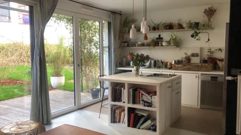 Kitchen or kitchenette, Garden view