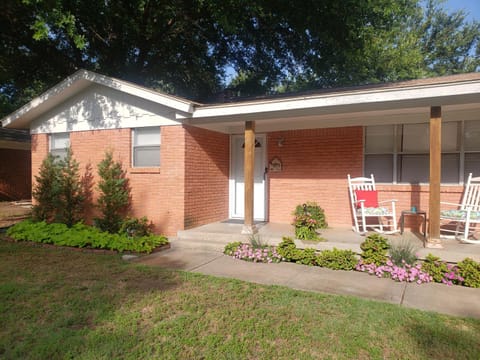 DFW-15 MIN FROM AIRPORT Haus in Hurst