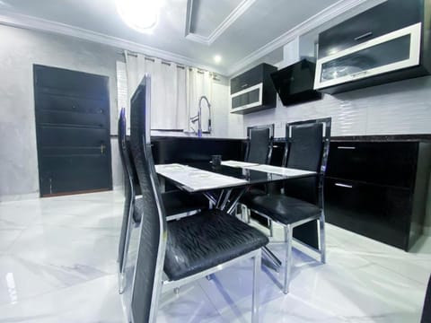 Kitchen or kitchenette, Dining area, minibar