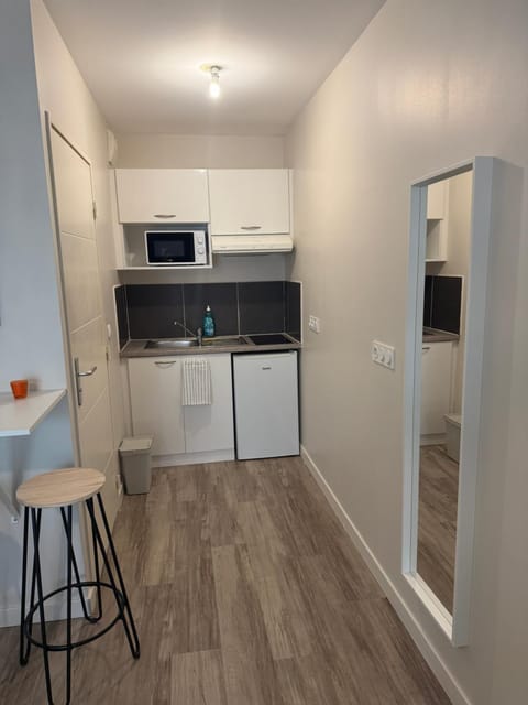 Kitchen or kitchenette, Dining area, stove