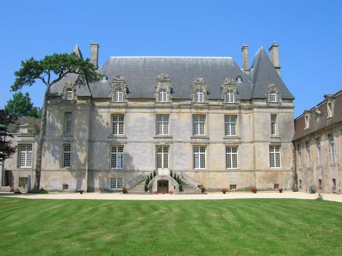 Chateau de Courseulles Bed and Breakfast in Courseulles-sur-Mer