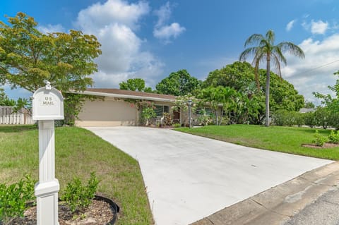 Classic Tropical Florida Escape with Heated Pool House in Sarasota