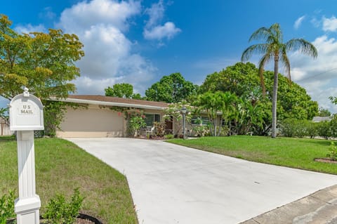 Classic Tropical Florida Escape with Heated Pool House in Sarasota