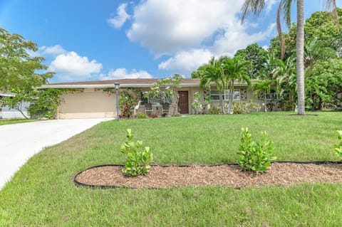 Classic Tropical Florida Escape with Heated Pool House in Sarasota