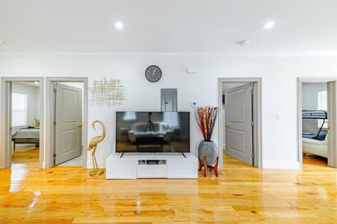 82-FESTIVE OFFER 30 PERCENT! Newly renovated, luxury apartment in Boston Apartment in Quincy