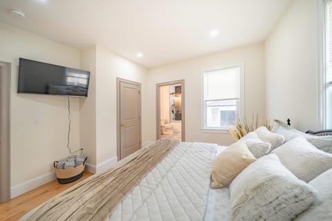 82 - SPRING GETAWAY EARLY BIRD 10 PERCENT! Newly renovated, luxury apartment in Boston Apartment in Quincy