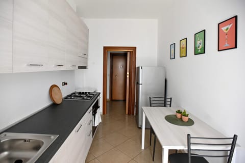 Kitchen or kitchenette, Dining area, stove