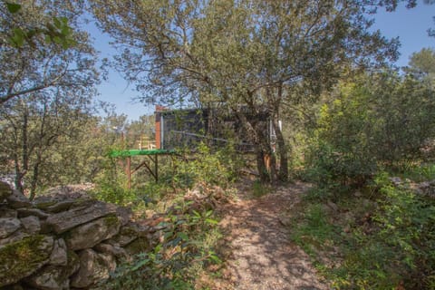 incroyable cabane perchée avec spa et vue panoramique au calme Le Mas des faraches Table d hôte Chalet in Solliès-Toucas