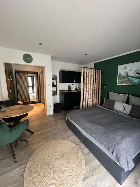 Bed, Living room, Photo of the whole room, Seating area, Dining area, Bedroom