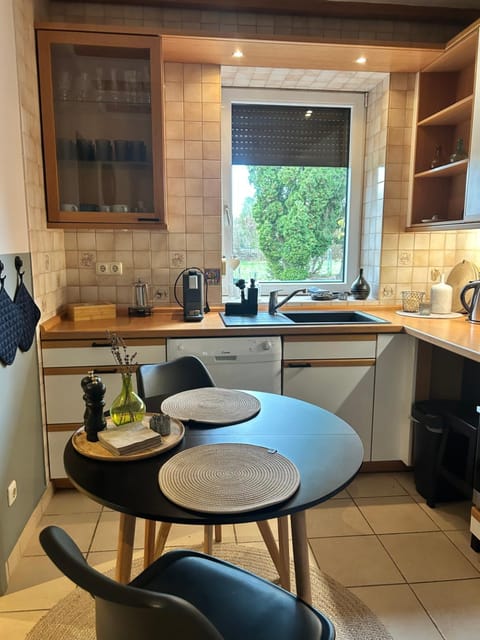 Coffee/tea facilities, Kitchen or kitchenette, Seating area, Dining area, toaster