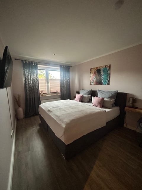 Bed, TV and multimedia, Bedroom