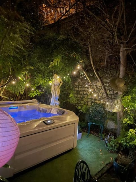 Hot Tub, Hot Tub