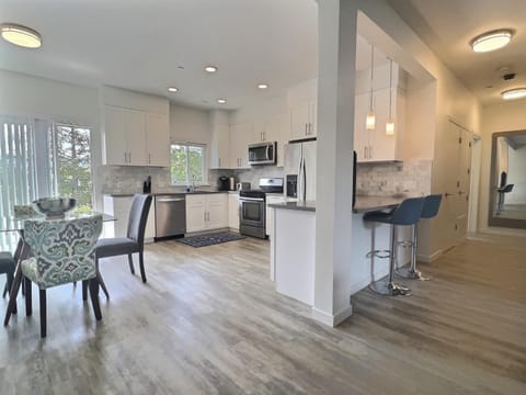 Patio, Coffee/tea facilities, Kitchen or kitchenette, Dining area, dishwasher, minibar, pet friendly, stove, toaster