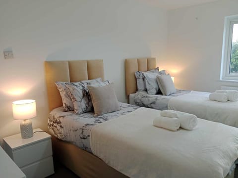 Monmouth House Aylesbury Premier Quality Accommodation For Contractors Professionals and Larger Families Sleeps Up to 6 Guests House in Aylesbury