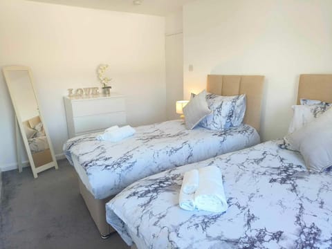 Monmouth House Aylesbury Premier Quality Accommodation For Contractors Professionals and Larger Families Sleeps Up to 6 Guests House in Aylesbury