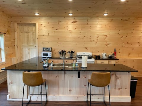 Creekside Getaway - King Bed - Full Kitchen Apartamento in Brushy Fork