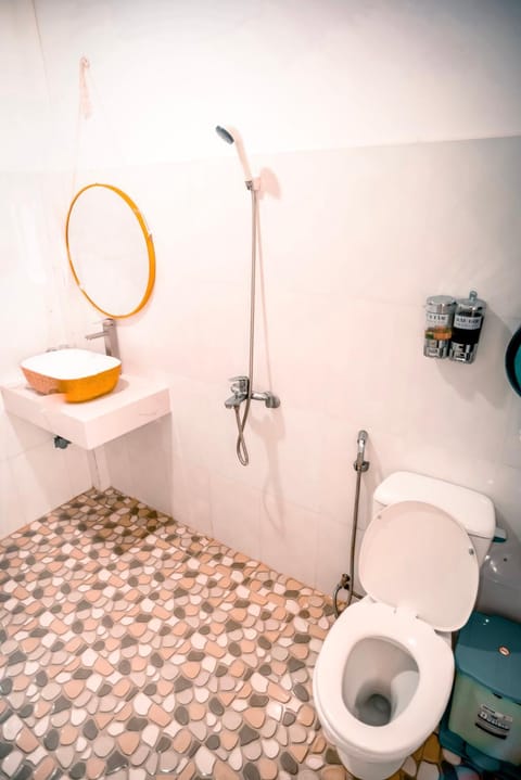 Shower, Toilet