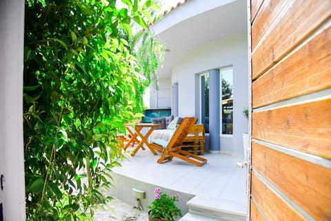 Patio, Facade/entrance, Spring, Day, Garden, View (from property/room), Balcony/Terrace, Evening entertainment, Garden view, sunbed