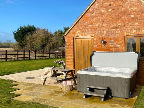 Property building, Garden, Hot Tub