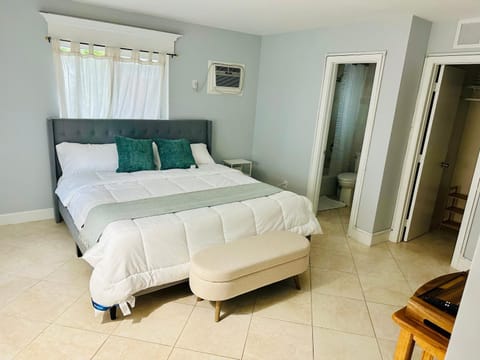 Elles Place Bed and Breakfast in Oakland Park